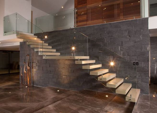escaleras interiores modernas y barandal cristal